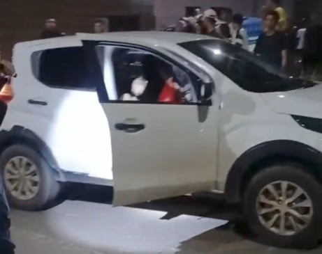 As vítimas foram executadas dentro do veículo Fiat Mobi (Foto: Reprodução) 