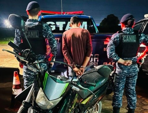 O vaqueiro e a motocicleta foram apresentados na Delegacia de Polícia (Foto: Divulgação) 