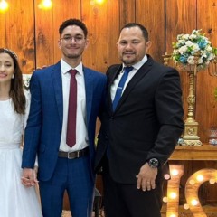 Ellen (noiva), Yuri (terno azul) e Odair (terno preto) (Foto: Reprodução/Redes Sociais