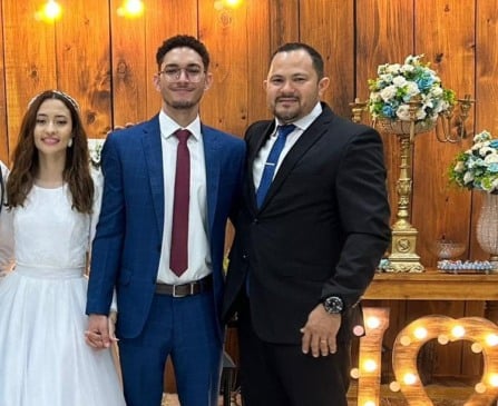 Ellen (noiva), Yuri (terno azul) e Odair (terno preto) (Foto: Reprodução/Redes Sociais