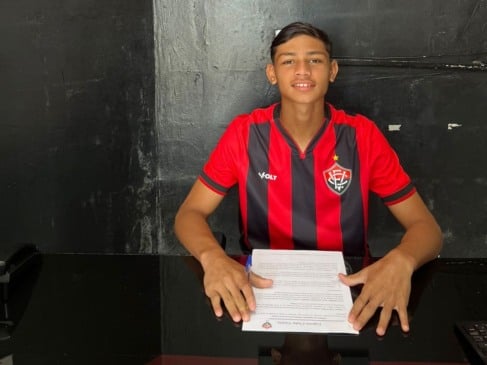 Atacante Fernandinho de Mucajaí assina contrato com Vitória da Bahia. (Foto: Divulgação) 