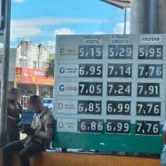Placa de preços em posto de combustíveis mostra valores do etanol, gasolina e diesel, que variam conforme a forma de pagamento e tipo de combustível .
 (Foto: Fernanda Vasconcelos/FolhaBV).