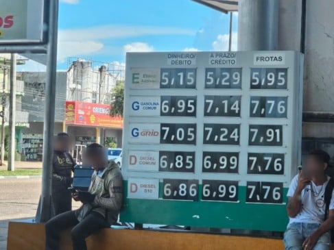 Placa de preços em posto de combustíveis mostra valores do etanol, gasolina e diesel, que variam conforme a forma de pagamento e tipo de combustível .
 (Foto: Fernanda Vasconcelos/FolhaBV).