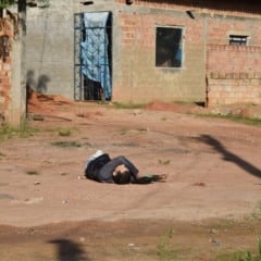 No local, foram encontradas 11 cápsulas de 9 milímetros. A suspeita é que a morte tenha ligação com o tráfico de drogas. (Foto: Wenderson Cabral).
