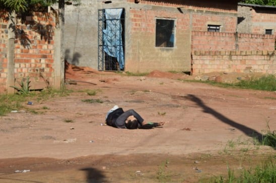 No local, foram encontradas 11 cápsulas de 9 milímetros. A suspeita é que a morte tenha ligação com o tráfico de drogas. (Foto: Wenderson Cabral).