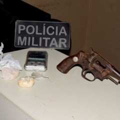 Arma de fogo calibre 32 e entorpecentes apreendidos com os infratores (Foto: Wenderson Cabral/FolhaBV) 