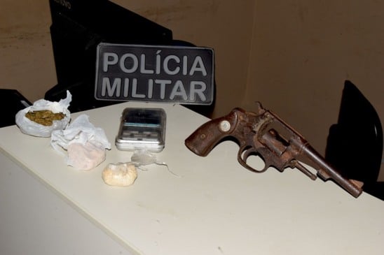 Arma de fogo calibre 32 e entorpecentes apreendidos com os infratores (Foto: Wenderson Cabral/FolhaBV) 