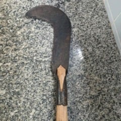 Foice utilizada para ameaçar a vítima (Foto: Divulgação) 