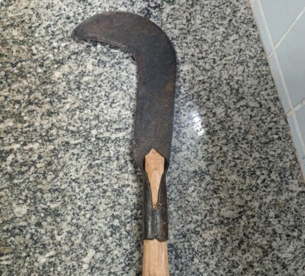Foice utilizada para ameaçar a vítima (Foto: Divulgação) 