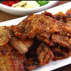 Gochujang Samgyeopsal é um prato da culinária coreana que combina samgyeopsal — que é barriga de porco cortada em fatias grossas — com gochujang, uma pasta de pimenta vermelha coreana. (Foto: Divulgação)
