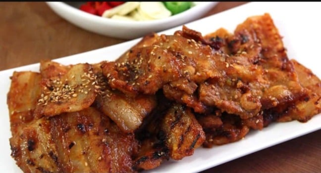 Gochujang Samgyeopsal é um prato da culinária coreana que combina samgyeopsal — que é barriga de porco cortada em fatias grossas — com gochujang, uma pasta de pimenta vermelha coreana. (Foto: Divulgação)
