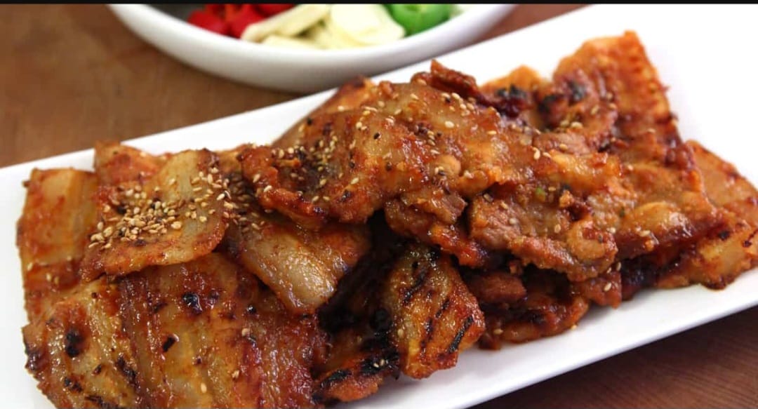 Gochujang Samgyeopsal é um prato da culinária coreana que combina samgyeopsal — que é barriga de porco cortada em fatias grossas — com gochujang, uma pasta de pimenta vermelha coreana. (Foto: Divulgação)