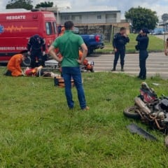 Momento em que as vítimas são socorridas pelo Samu e Resgate do Corpo de Bombeiros (Foto: Divulgação) 