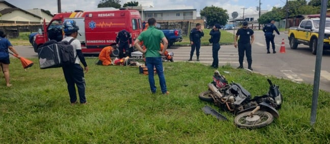 Momento em que as vítimas são socorridas pelo Samu e Resgate do Corpo de Bombeiros (Foto: Divulgação) 