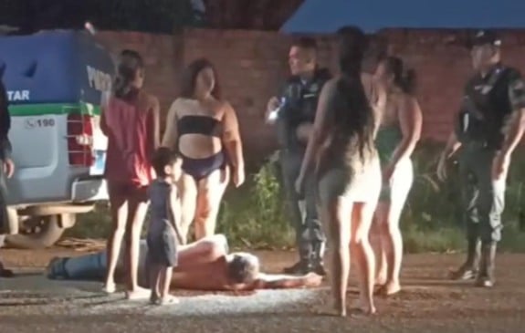 Momento em que a polícia ouve os envolvidos (Foto: Reprodução) 
