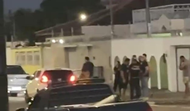 Momento em que familiares e a comunidade procuram a menina (Foto: Reprodução) 
