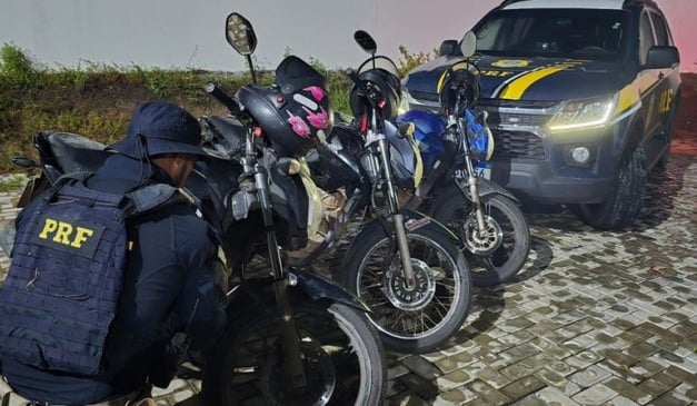 Três motos furtadas são recuperadas em matagal na BR-432, no Cantá