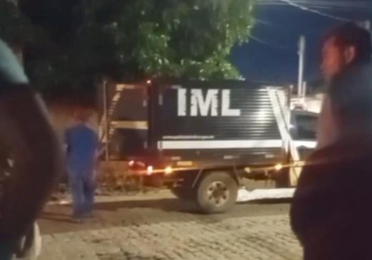 O corpo da vítima foi removido pelo rabecão (Foto: Reprodução) 