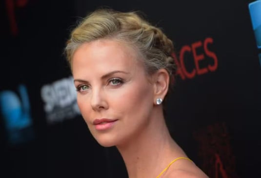 Além do talento nas telas, Charlize Theron é também produtora, ativista social e defensora de causas humanitárias (Foto Divulgação)
