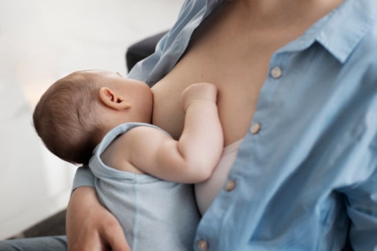 O caso envolveu uma detenta que, após dar à luz em novembro de 2021, passou seis meses com o bebê na ala materno-infantil da Penitenciária de Mogi Guaçu (SP), sem acesso a trabalho remunerado ou estudo. (Foto: Ilustração/Freepik)