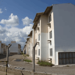Crianças foram encontradas sozinhas em um apartamento no bairro Cidade Satélite. (Foto: Reprodução)