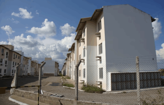 Crianças foram encontradas sozinhas em um apartamento no bairro Cidade Satélite. (Foto: Reprodução)