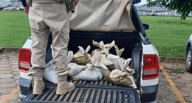 Cassiterita foi encontrada em sacos no interior de um veículo abandonado por suspeitos durante fuga na BR-174, em Boa Vista. (Foto: PRF/RR)