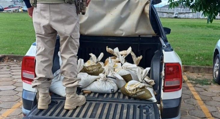 Cassiterita foi encontrada em sacos no interior de um veículo abandonado por suspeitos durante fuga na BR-174, em Boa Vista. (Foto: PRF/RR)