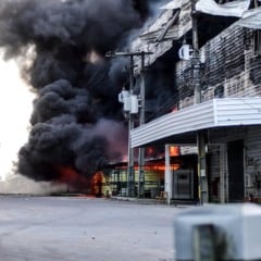 Incêndio iniciou por volta das 12h desta terça-feira, 5 (Foto: Paulo Bindá/ A Crítica)