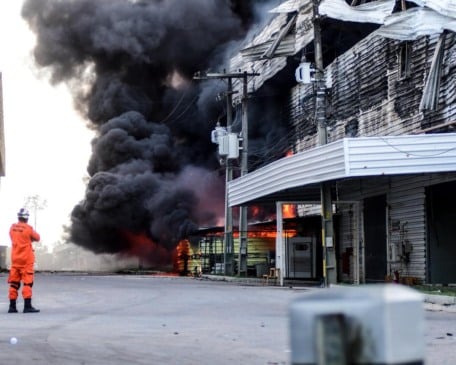 Incêndio iniciou por volta das 12h desta terça-feira, 5 (Foto: Paulo Bindá/ A Crítica)