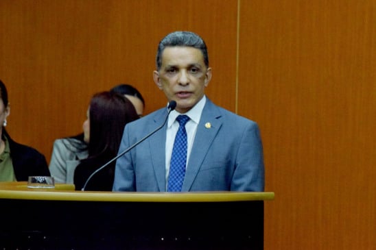 O senador Mecias de Jesus durante discurso após a aprovação como conselheiro do TCE