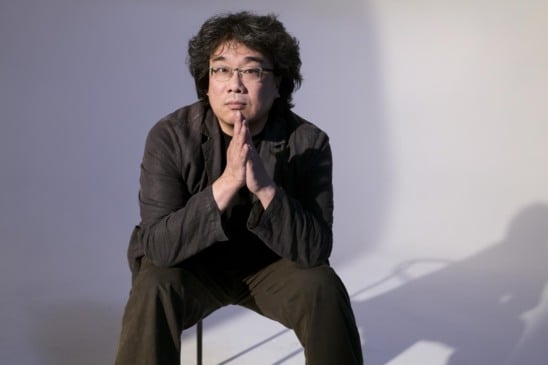 O diretor de Parasita, Bong Joon-ho, é mestre em transformar críticas sociais complexas em narrativas envolventes que misturam suspense, humor e tensão de forma única (Foto: Divulgação)