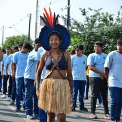 Com vestimenta de sua etnia indígena Wapichana, a estudante Lorena Mirela comandou a tropa de estudantes e professores da escola estadual indígena Riachuelo, de Alto Alegre (Foto: Nilzete Franco/FolhaBV)