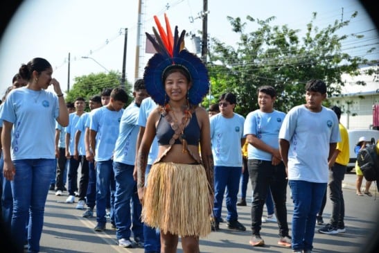 Com vestimenta de sua etnia indígena Wapichana, a estudante Lorena Mirela comandou a tropa de estudantes e professores da escola estadual indígena Riachuelo, de Alto Alegre (Foto: Nilzete Franco/FolhaBV)