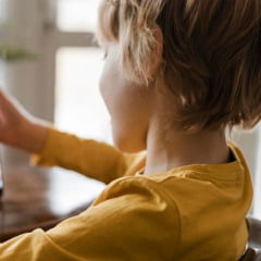 Em alusão ao Estatuto da Criança e do Adolescente (ECA), o marco legal impõe obrigações a aplicativos, jogos eletrônicos, redes sociais e demais serviços digitais. Foto: Freepik