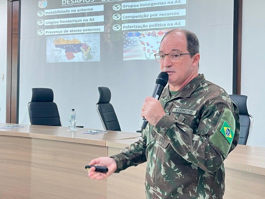 O general da primeira Brigada de Infantaria de Selva, Roberto Pereira Angrizani , em palestra sobre a Operação Atlas