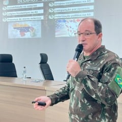 O general da primeira Brigada de Infantaria de Selva, Roberto Pereira Angrizani , em palestra sobre a Operação Atlas
