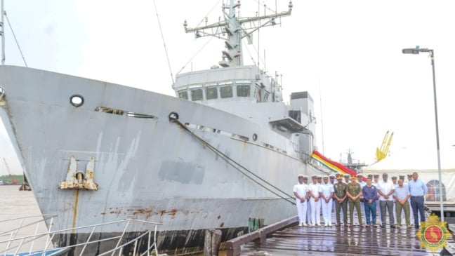 Navio e militares da Guiana