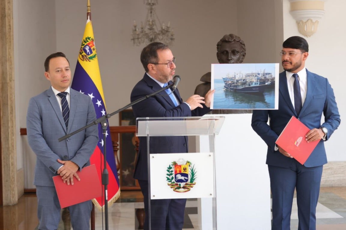 O ministro das Relações Exteriores da Venezuela, Yván Gil Pinto, apresenta foto de navio supostamente atacado pelos Estados Unidos
