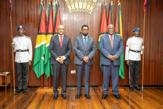 O vice-presidente Bharrat Jagdeo, o presidente Irfaan Ali e o primeiro-ministro Mark Phillips, da Guiana