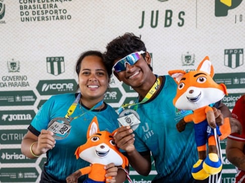 Monique Alves e Wesley Basck ficam com a medalha de prata nas duplas mistas. (Foto: Lucas Rodrigues/CBDU)