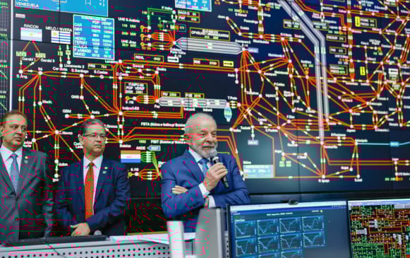 Presidente da República, Luiz Inácio Lula da Silva, durante visita aos testes de energização da Linha de Transmissão Manaus-Boa Vista, conduzidos pelo Operador Nacional do Sistema Elétrico. Setor de Indústrias e Abastecimento Sul, Guará – Brasília (DF).

 

Foto: Ricardo Stuckert / PR