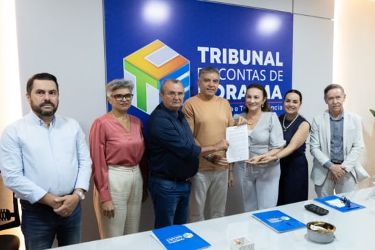 O presidente do TCE-RR  e demais conselheiros do Tribunal no dia da assinatura da decisão de homologação do concurso. (Foto: Marcelo Mora).