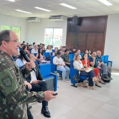 O general da primeira Brigada de Infantaria de Selva, Roberto Pereira Angrizani , em palestra sobre a Operação Atlas