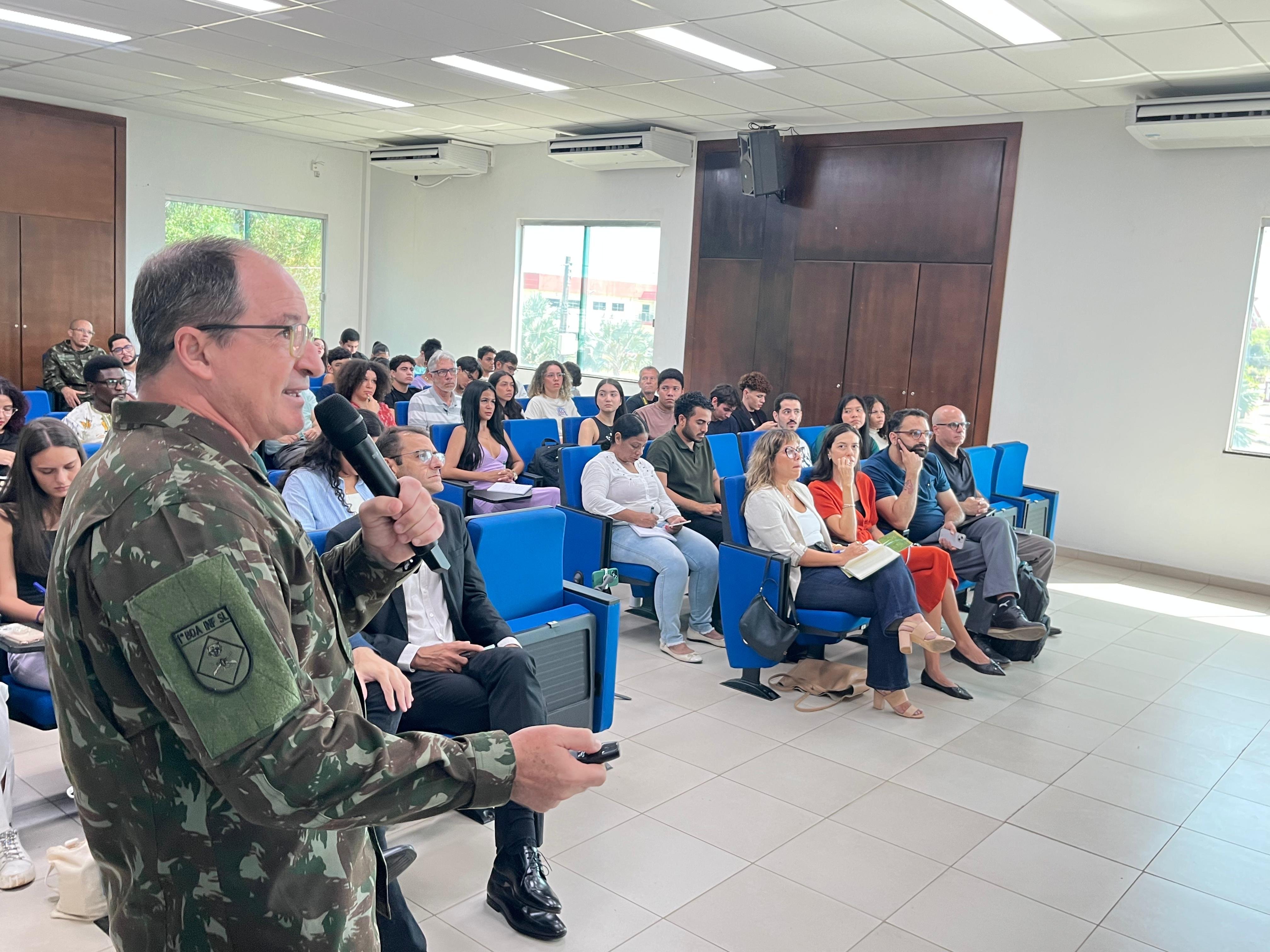 O general da primeira Brigada de Infantaria de Selva, Roberto Pereira Angrizani , em palestra sobre a Operação Atlas