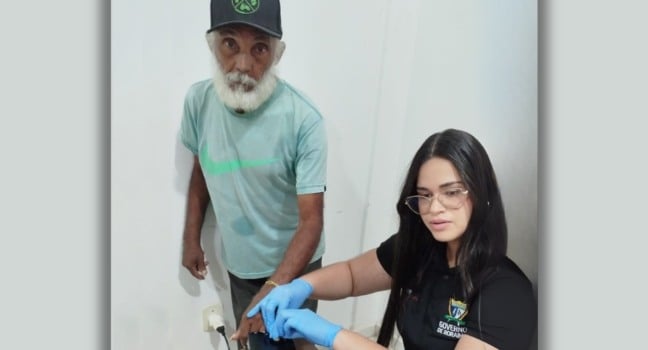 Marconi Alves da Cruz, de 75 anos, coleta digitais para emissão do primeiro Registro Geral (RG), após conquistar a certidão de nascimento. (Foto: Arquivo pessoal/Kelly Silva)