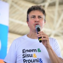O ministro da Educação, Camilo Santana, durante caravana Pé-de-Meia em Boa Vista (Foto: Nilzete Franco/FolhaBV)