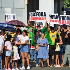 Manifestantes com cartazes pedindo o impeachment de Lula e Moraes (Foto: Nilzete Franco/FolhaBV) 