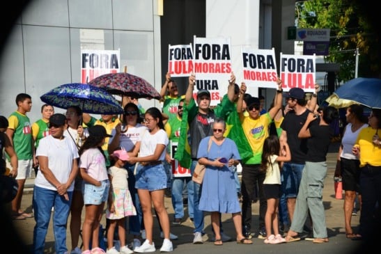 Manifestantes com cartazes pedindo o impeachment de Lula e Moraes (Foto: Nilzete Franco/FolhaBV) 