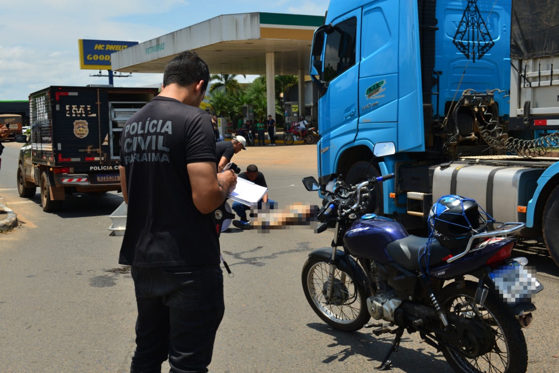 Acidente fatal no cruzamento entre as avenidas Brigadeiro Eduardo Gomes e Venezuela (Foto: Nilzete Franco/FolhaBV)